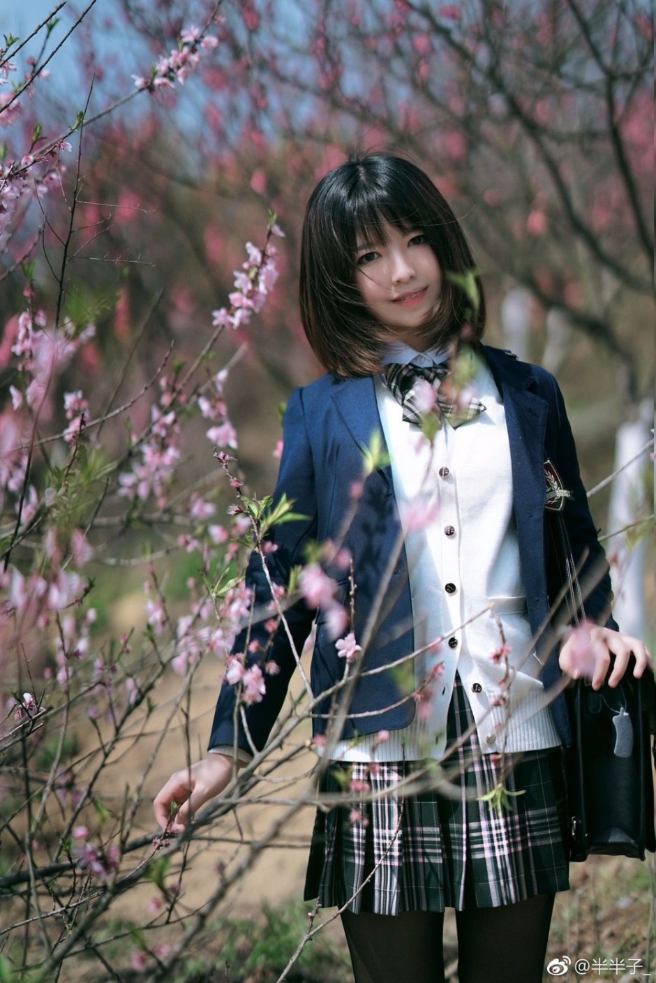 摄影美女美图:桃花下的女孩很清新,可爱.