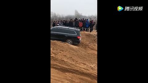 奔驰SUV冲坡失败被救援，结果下一刻路虎的表现让众人看懵了！