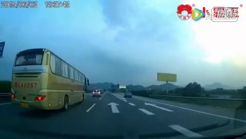 SUV鲁莽并线被撞，大家说活不活该？