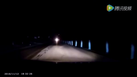 SUV逆向超车,表演神龙摆尾
