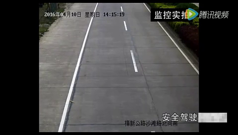 奥迪猛烈对撞电动车,这是他最后一次逆行！