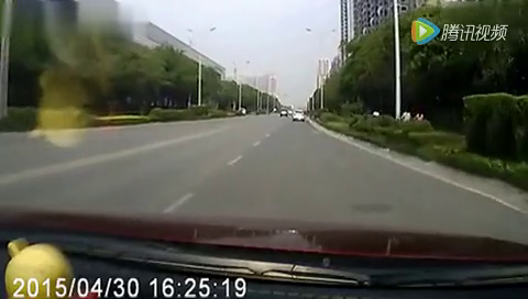 宝马女司机开车玩手机 致车辆逆行撞惨出租车