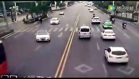 电动车嚣张逆行逼行车让道，他想不到竟落得如此下场！