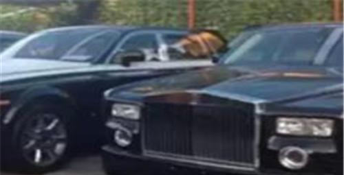 这边境小村庄的空地上有大批没挂号牌的豪车, 路虎算是低端车了