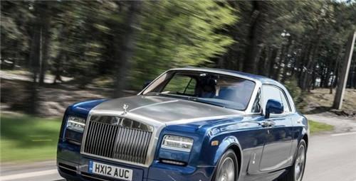 黄牌轿车撞上迎亲劳斯莱斯, 司机不担心, 倒霉是副驾上的大叔