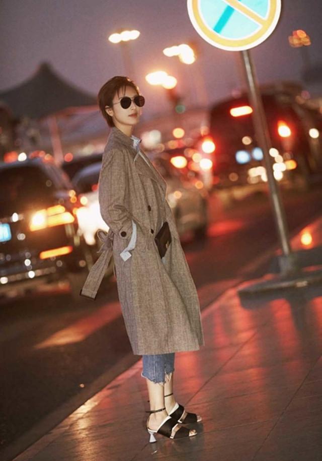 同时机场街拍,张俪穿凉鞋,林允穿短裤,果然女星