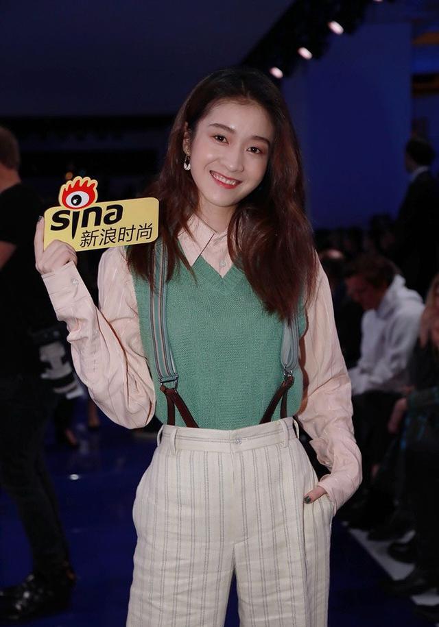 张雪迎太会穿了,背带裤配衬衫清新甜美,脚踩凉