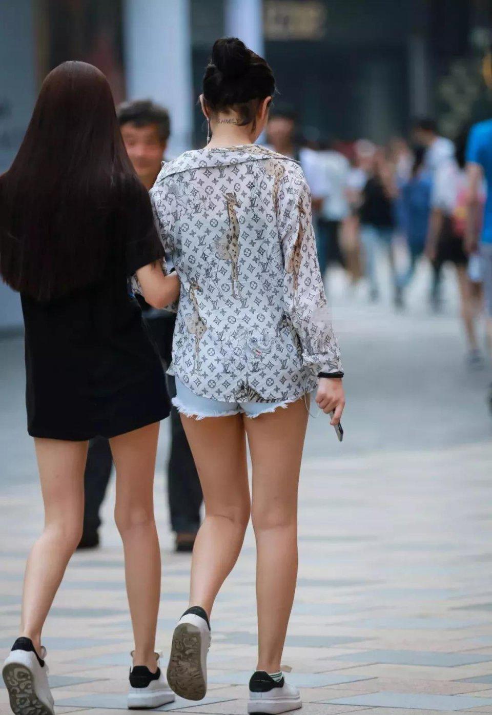 街拍:盈盈走来丰姿尽展的牛仔短裤性感美女,走路的