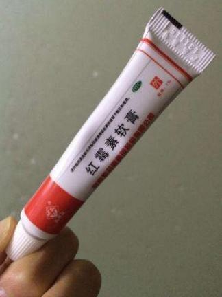 巧用红霉素软膏,斑点皱纹来不及说拜拜,脸上白