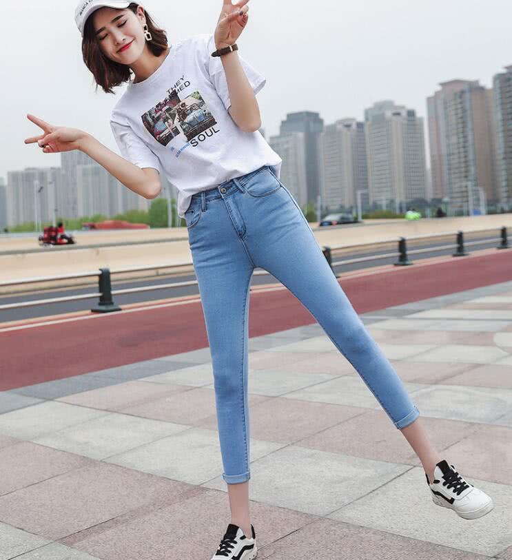 微胖的女生穿上紧身牛仔裤,效果太棒了,紧绷的身材很耐看
