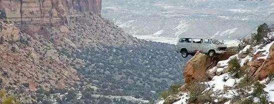 10个离奇车祸, 哈弗H6飞上树!