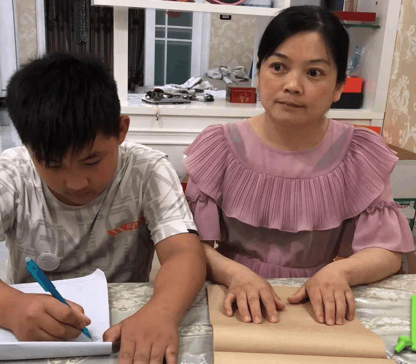 最美孝心少年二:你是我的眼