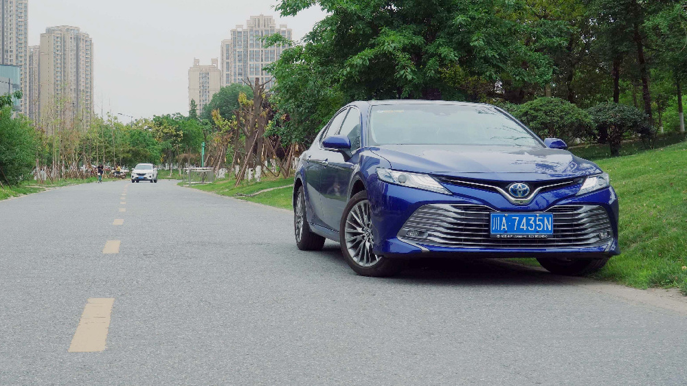 深度测评新一代丰田凯美瑞混动版：运动车？家用车？
