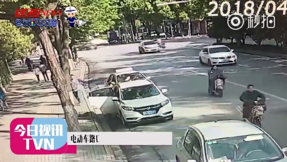 【武汉一电动车横穿马路驾驶员 被撞腾空360度】武汉身边事 近日，在武昌...