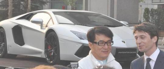 法拉利送给成龙的礼物: 纹一条龙多卖200万, 法拉利超跑会赚钱