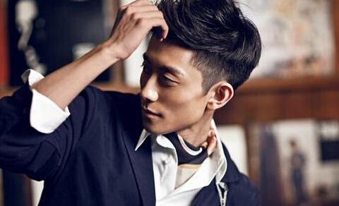 他拍摄片酬高达5000万，身价5亿，却十分低调，座驾仅22万元