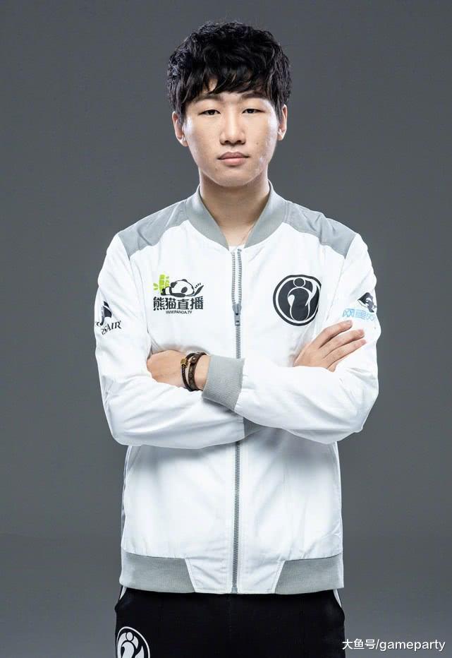 IG战队发布S8出征定妆照! 女粉: 阿水是真的帅