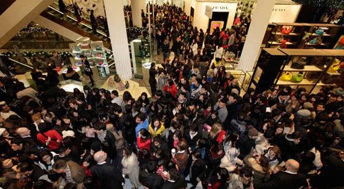 中国游客在国外“疯狂购物”，回国被查时还振振有词，让人无语