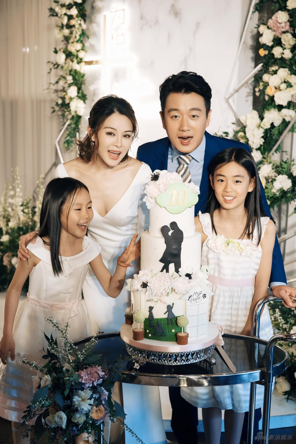 佟大为关悦结婚十年晒全家福:两个女儿抢镜,小儿子