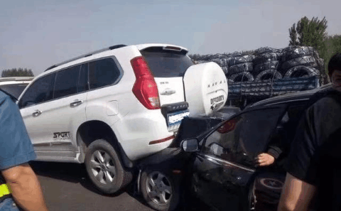 雅阁把哈弗H9顶起来了, 车主下车一看, 前脸都不成样子了