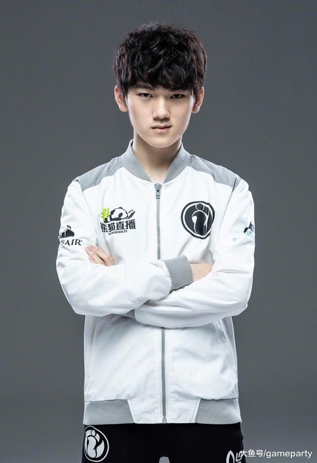 IG战队发布S8出征定妆照! 女粉: 阿水是真的帅