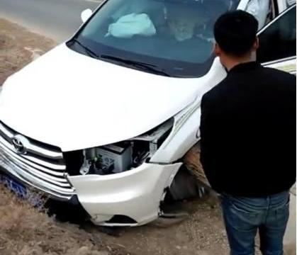 小伙开丰田汉兰达回农村，撞到土堆，大灯直接掉出  车主一脸茫然