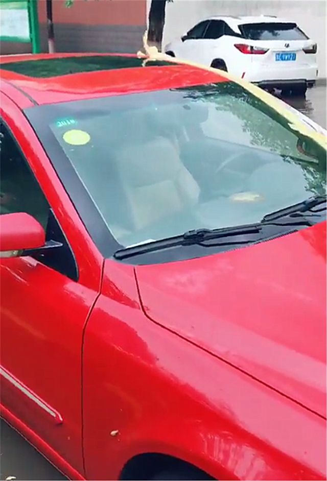 9万桑塔纳现街头,车主为避免进水,直接用胶布和胶带封车门!