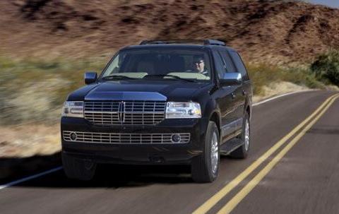 他曾在NBA打过球，赚了许多钱，如今座驾是林肯领航员！