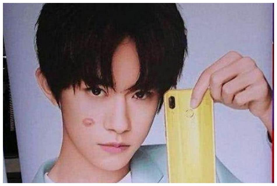 明星的人形立牌:易烊千玺被亲吻,鹿晗穿雨衣,赵
