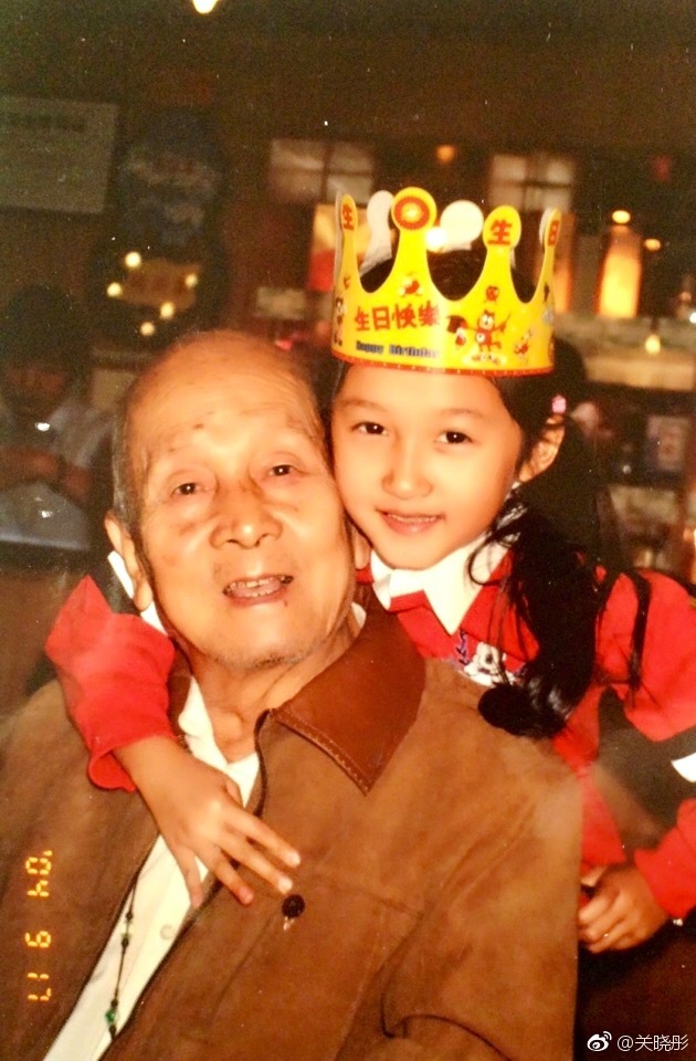 关晓彤晒儿时与爷爷同框照呆萌漂亮,原来她从小美到大