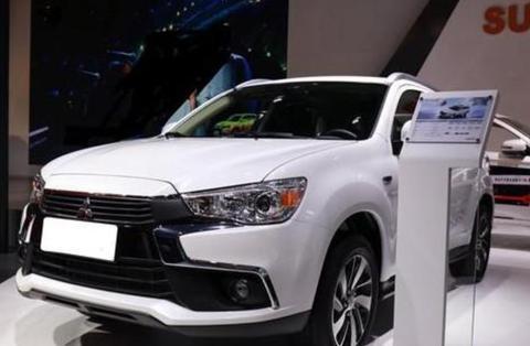 三菱终于按耐不住了，这车比C-RV还漂亮，全景天窗+ABS，售10万