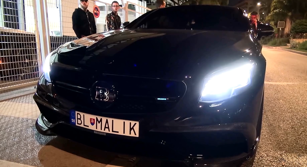 路边看到一台奔驰,车标是B,懂车网友:能买3台奔