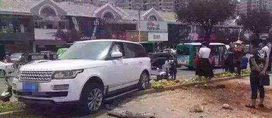 女司机开300万路虎揽胜, 开出了新高度, 路人看完频频摇头!