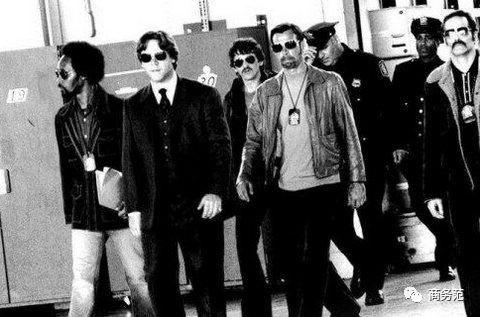 真正厉害的黑帮老大,穿定制西装戴百达翡丽,画