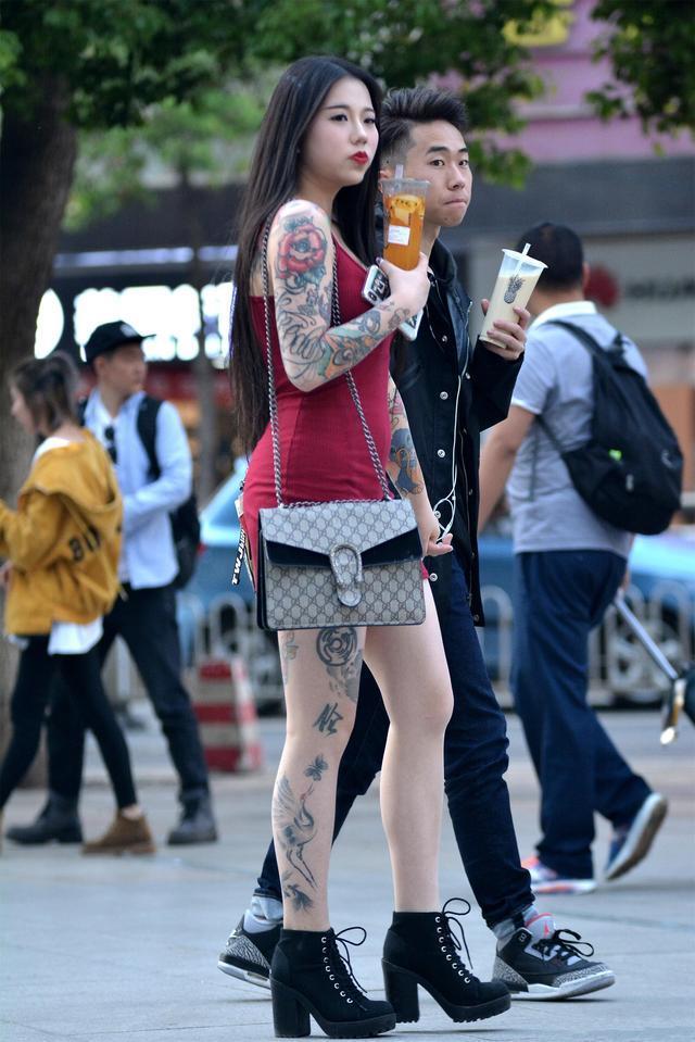 时尚街拍美女:酷女孩,一身的纹身,让人感觉很帅.关键是身材昂昂的!