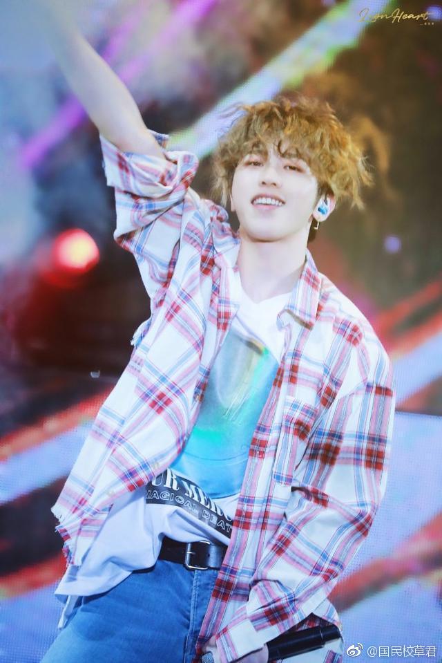 蔡徐坤格子衬衫搭配破洞牛仔裤亮相粉丝见面会