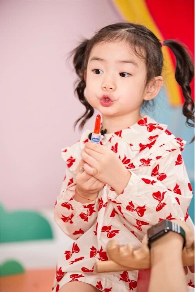 戚薇3岁女儿搞怪表情九连拍，还有模有样示范如何涂口红