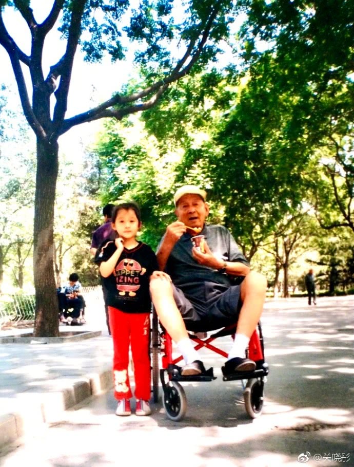 关晓彤晒儿时与爷爷同框照呆萌漂亮,原来她从小美到大