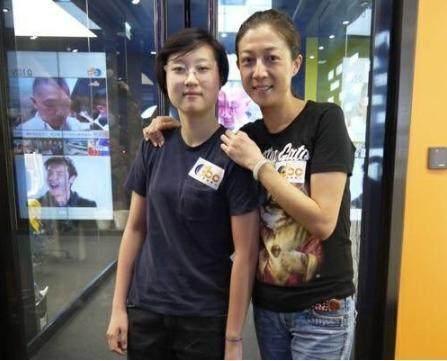 吴卓林现身加拿大超市求助路人：我想找我爸（成龙），但我妈....