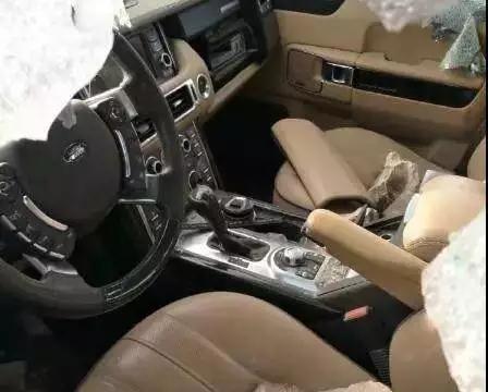 路虎揽胜被废弃在荒地里
