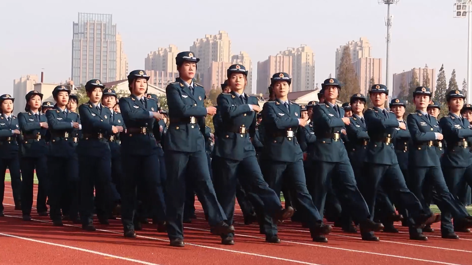 美军空降兵集训,战士们跳伞瞬间,教官的操作好流利!