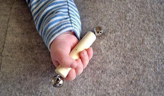 怎样给0到3个月的宝宝准备玩具? 六个自制小玩具