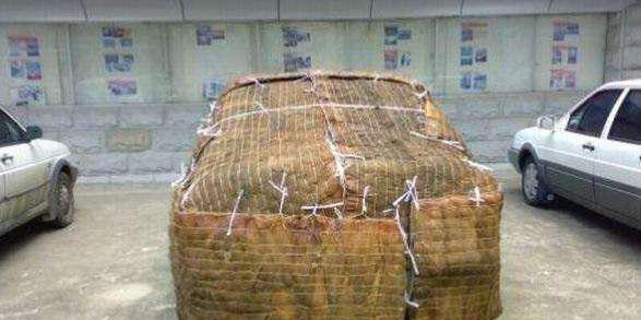 轿车被用草席包住防晒, 待遇超保时捷, 看到车标却都笑车主没出息