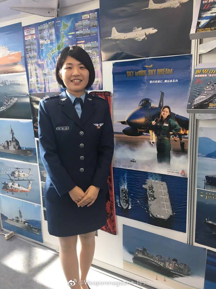 台湾空军第1联队第一名idf经国号战斗机女飞行员范宜铃上尉到台湾高雄