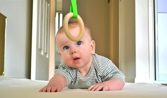 怎样给0到3个月的宝宝准备玩具? 六个自制小玩具