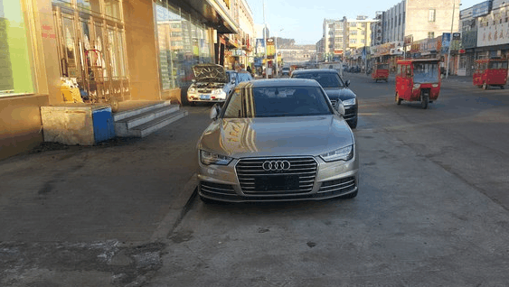 小伙开奥迪A8提车奥迪A7, 全家都是奥迪铁粉