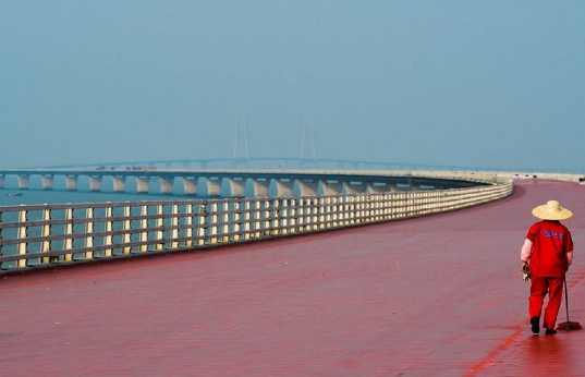 港珠澳大桥为什么没有连接旁边的深圳?看完我