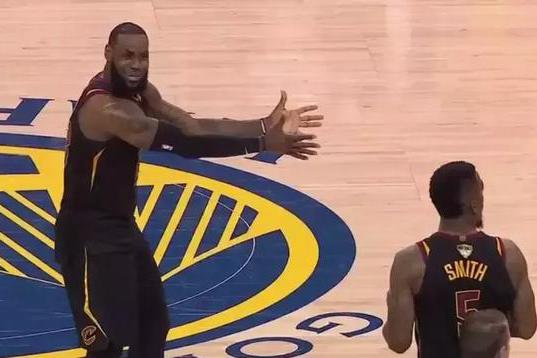 无语!最后4.7秒JR抢到篮板后开溜了,詹姆斯气