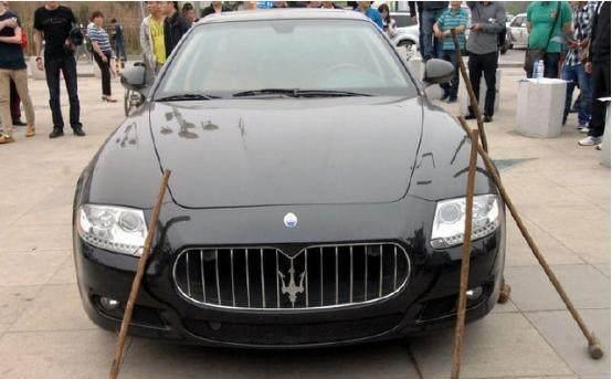 一众小伙持铁锤广场怒砸百万豪车, 知道原因后拍手称快!