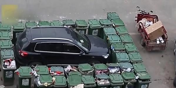 这两辆车到底得罪了谁, 看完了还敢乱停放吗?